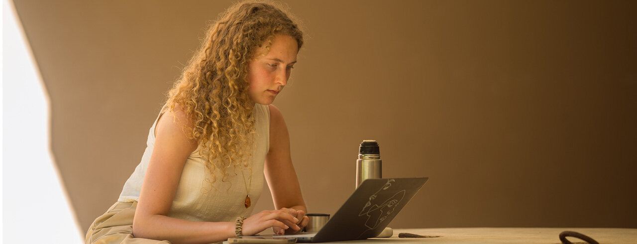 Studierende in konzentrierter Arbeit am Laptop