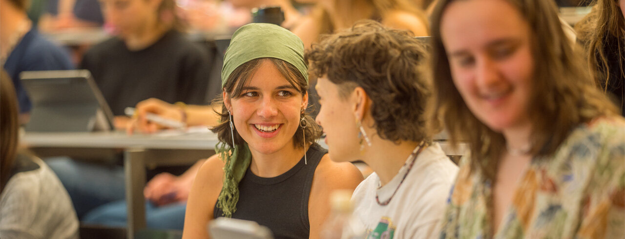 Studierende unterhalten sich lachend in einer Vorlesung der KH Freiburg