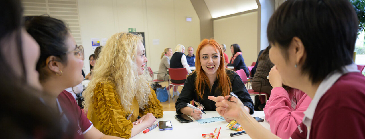 Teilnehmende der International Week an der KH Freiburg im Austausch miteinander