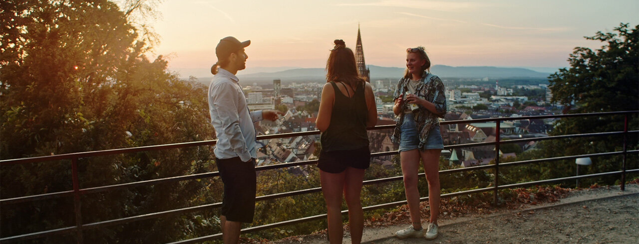 Studieren in Freiburg - Studierende der KH beim Sonnenuntergang am Schlossberg