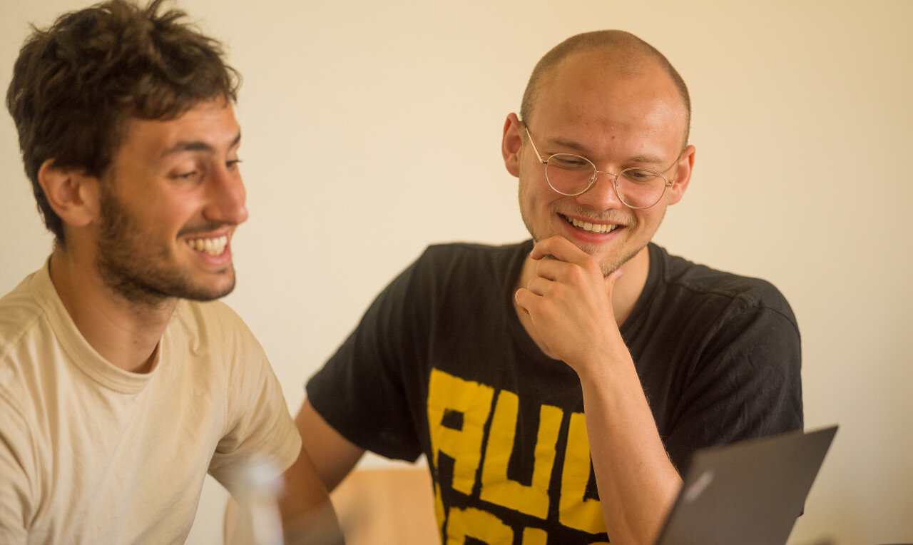 zwei Studierende der KH Freiburg am Laptop arbeitend